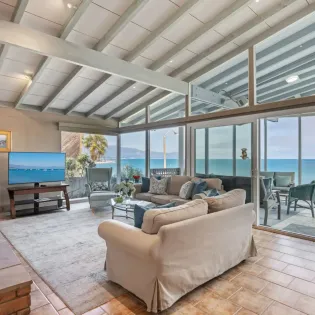 11 surfers paradise living room
