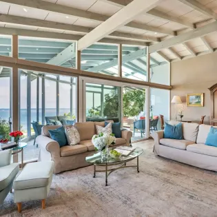 12 surfers paradise living room