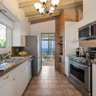 16 surfers paradise kitchen