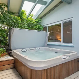 18 surfers paradise hot tub