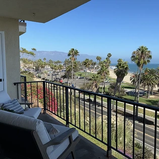 2.5 seacliff island view living room balcony3