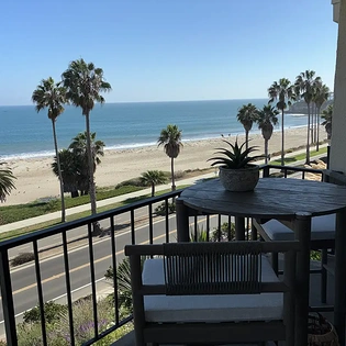 2.6 seacliff island view living room balcony4