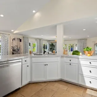 21 shoreline splendor kitchen