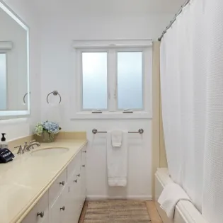21 surfers paradise bathroom1