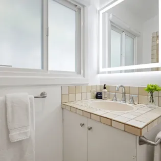 25 surfers paradise bathroom2