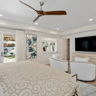 26 shoreline splendor primary bedroom