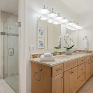 29 shoreline splendor primary bathroom