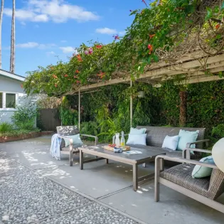 29 surfers paradise front patio
