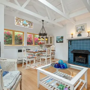 32 seaside retreat living area 1