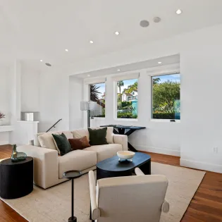 32 via pacifica living area