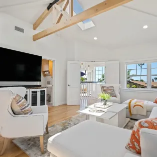 40 shoreline splendor living room