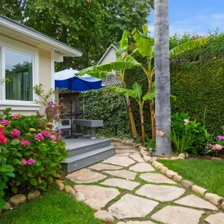 6 seashell cottage exterior