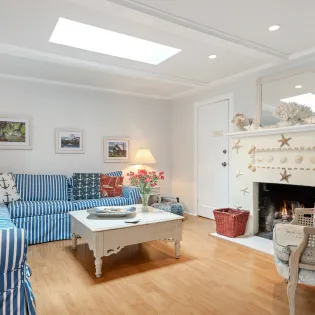 7 seashell cottage living room 1