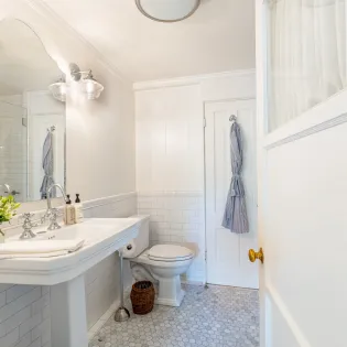 8.1 casita de los robles bathroom 2