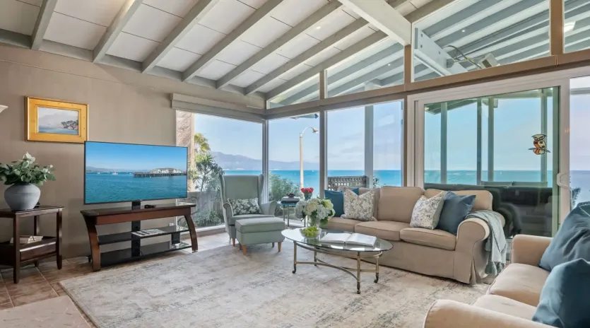 10 surfers paradise living room
