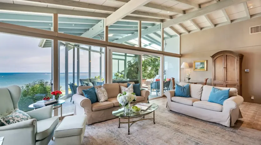 12 surfers paradise living room