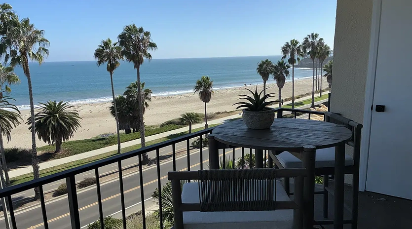 2.6 seacliff island view living room balcony4
