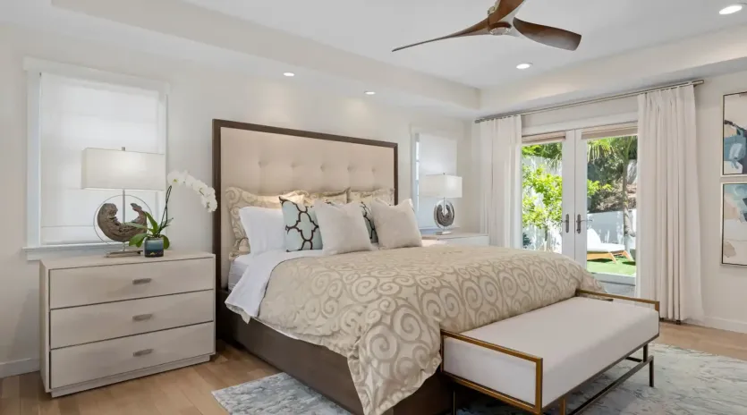25 shoreline splendor primary bedroom