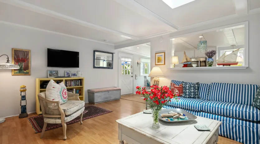9 seashell cottage living room